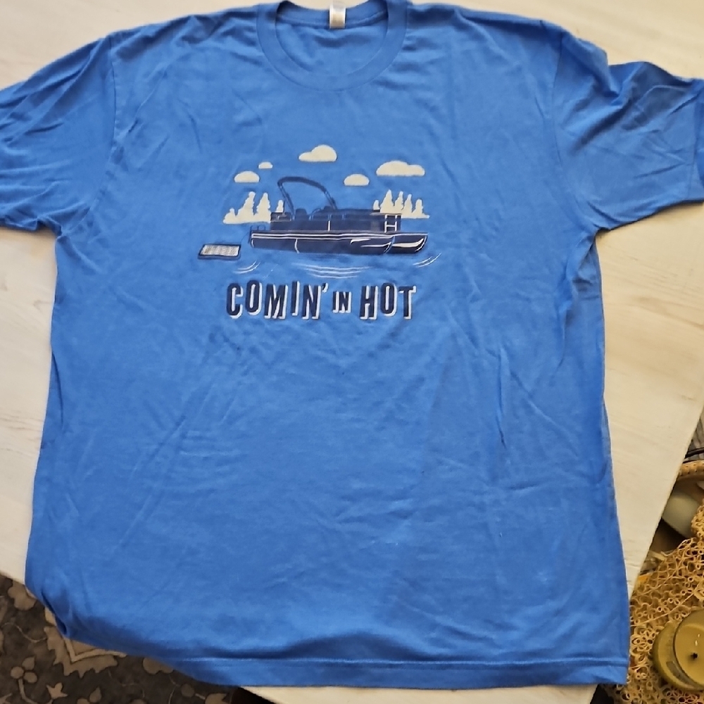 COMIN' IN HOT GRAPHIC PONTOON TEE